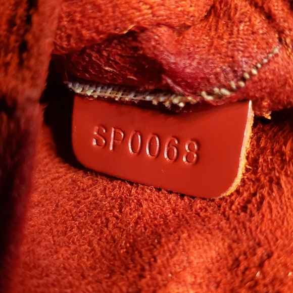 Louis Vuitton Epi Alma GM - Picture 13 of 16